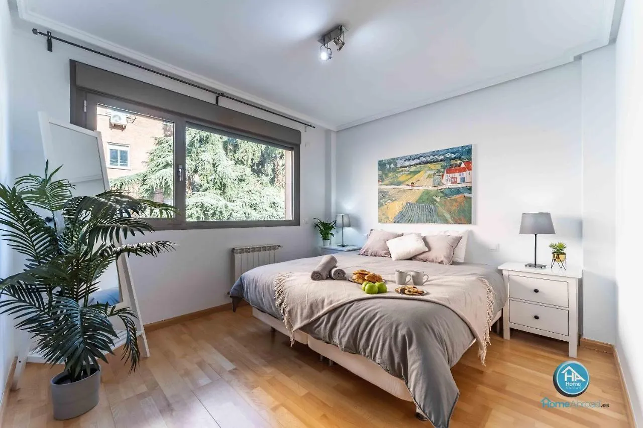 Elegant Grand Villa - Madrid City Center Apartment