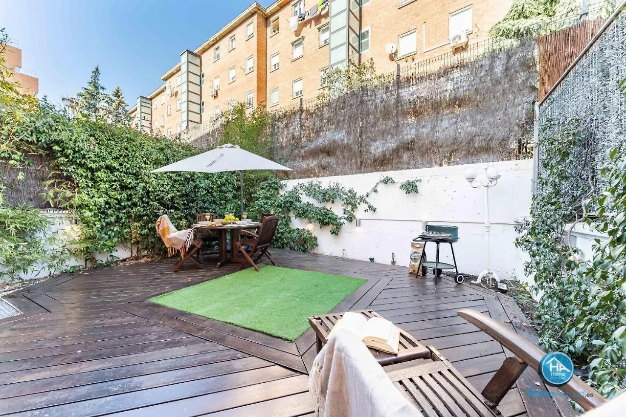 Elegant Grand Villa - Madrid City Center Apartment
